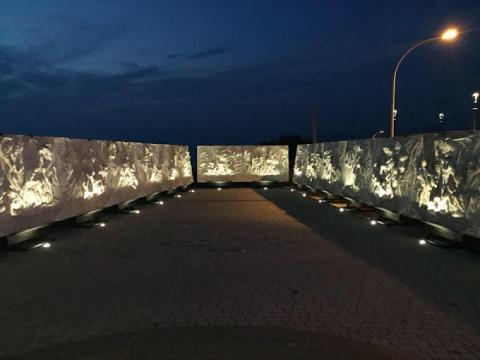 Capolavoro del Maestro Benedetto Robazza: un nastro di sculture lavorate in altorilievo per una superficie di 90mq che racchiudono tutti i 34 canti de L’Inferno.